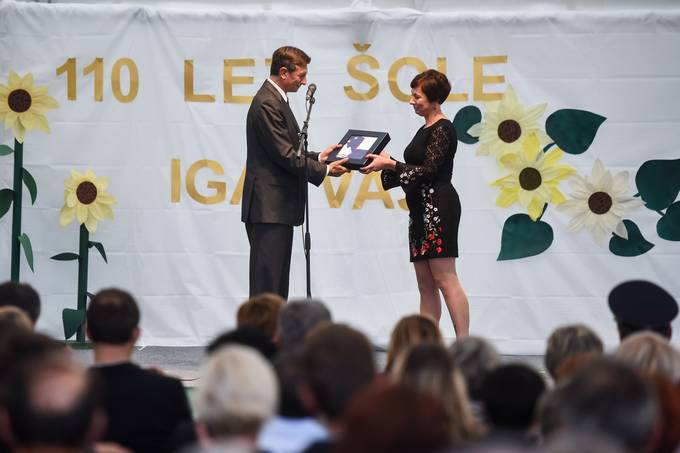 Predsednik Pahor vodji Podrunine ole Iga vas Natai Vesel Plos v lui praznovanj 25. obletnice samostojnosti in mednarodnega priznanja nae drave podaril posebno protokolarno darilo - zastavo Republike Slovenije